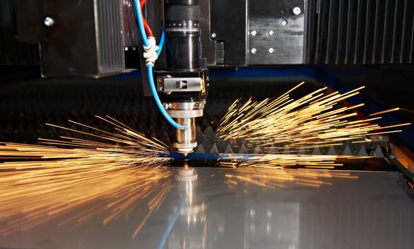Industrial laser cutting of a metal sheet